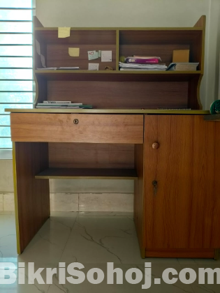 পড়ার টেবিল